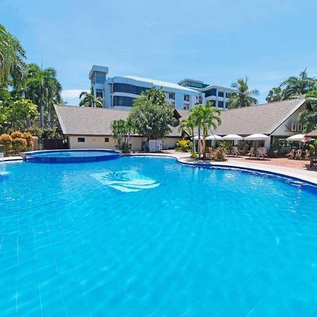The Ritz Hotel At Garden Oases Davao City Екстериор снимка