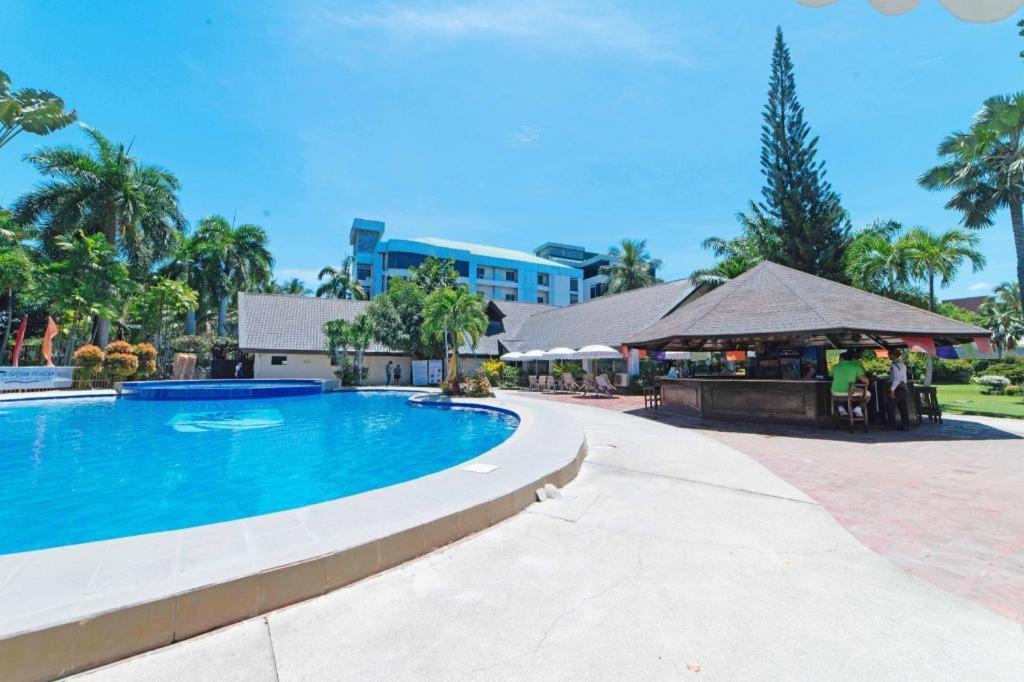 The Ritz Hotel At Garden Oases Davao City Екстериор снимка