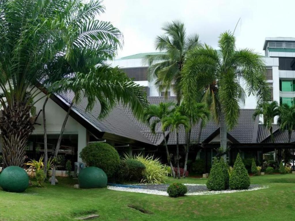 The Ritz Hotel At Garden Oases Davao City Екстериор снимка