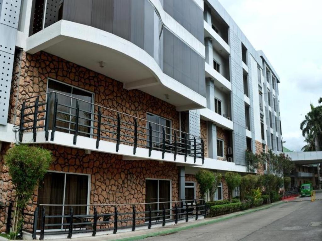 The Ritz Hotel At Garden Oases Davao City Екстериор снимка