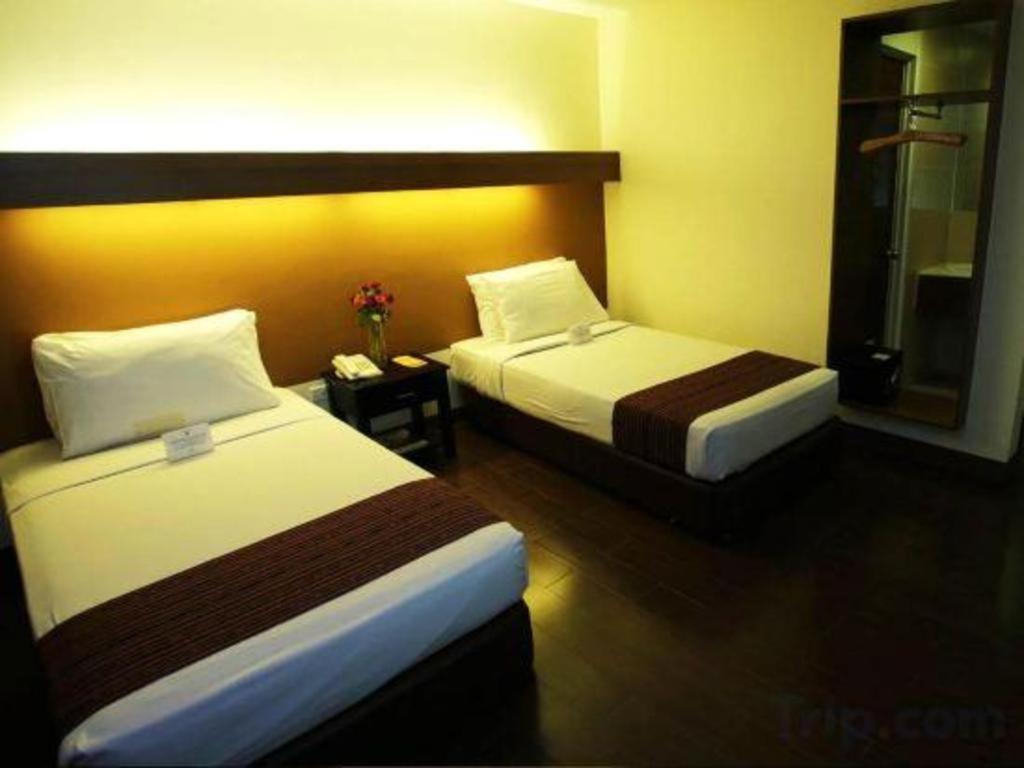 The Ritz Hotel At Garden Oases Davao City Екстериор снимка