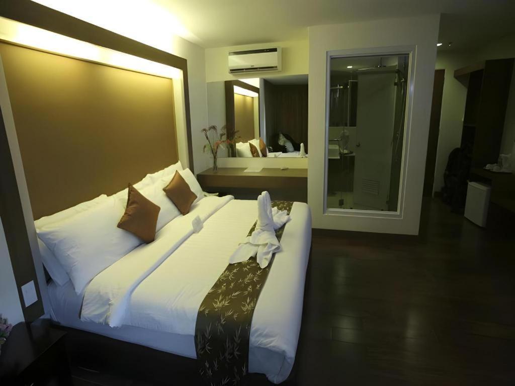 The Ritz Hotel At Garden Oases Davao City Екстериор снимка