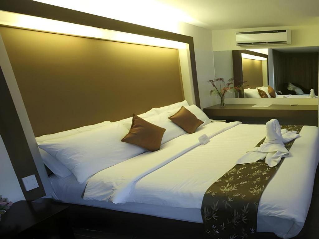 The Ritz Hotel At Garden Oases Davao City Екстериор снимка