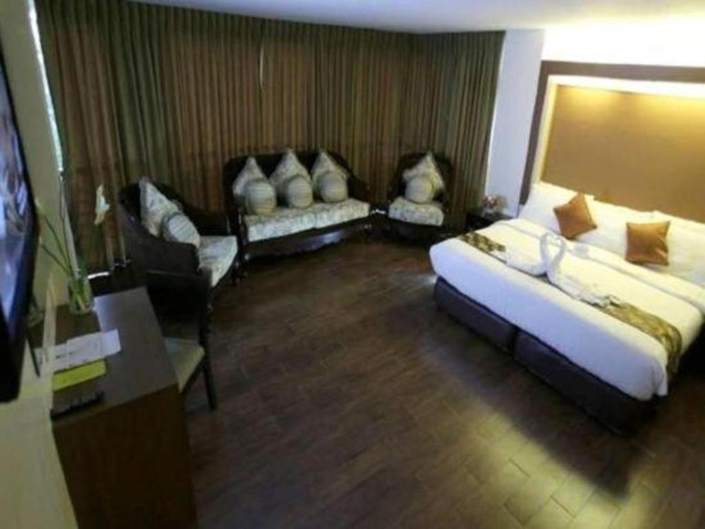 The Ritz Hotel At Garden Oases Davao City Екстериор снимка