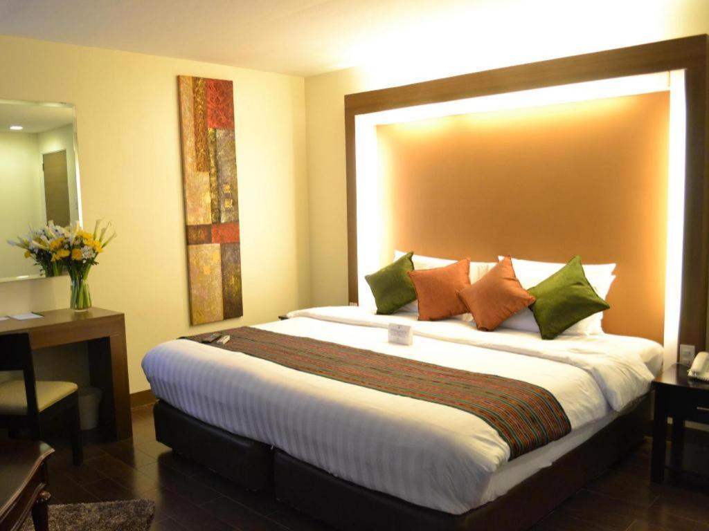 The Ritz Hotel At Garden Oases Davao City Екстериор снимка