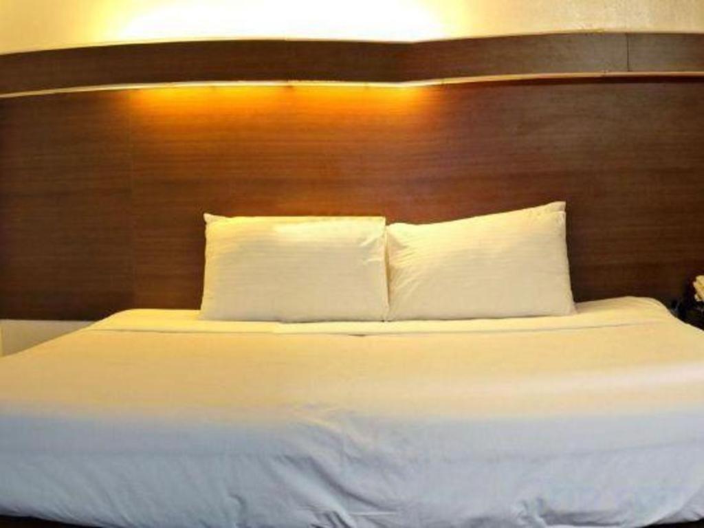 The Ritz Hotel At Garden Oases Davao City Екстериор снимка