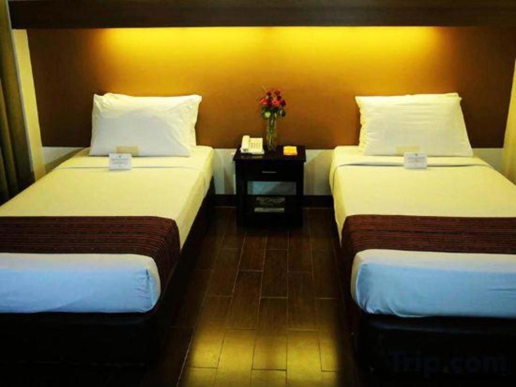 The Ritz Hotel At Garden Oases Davao City Екстериор снимка