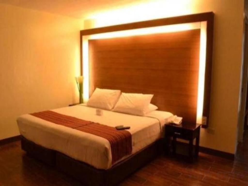 The Ritz Hotel At Garden Oases Davao City Екстериор снимка