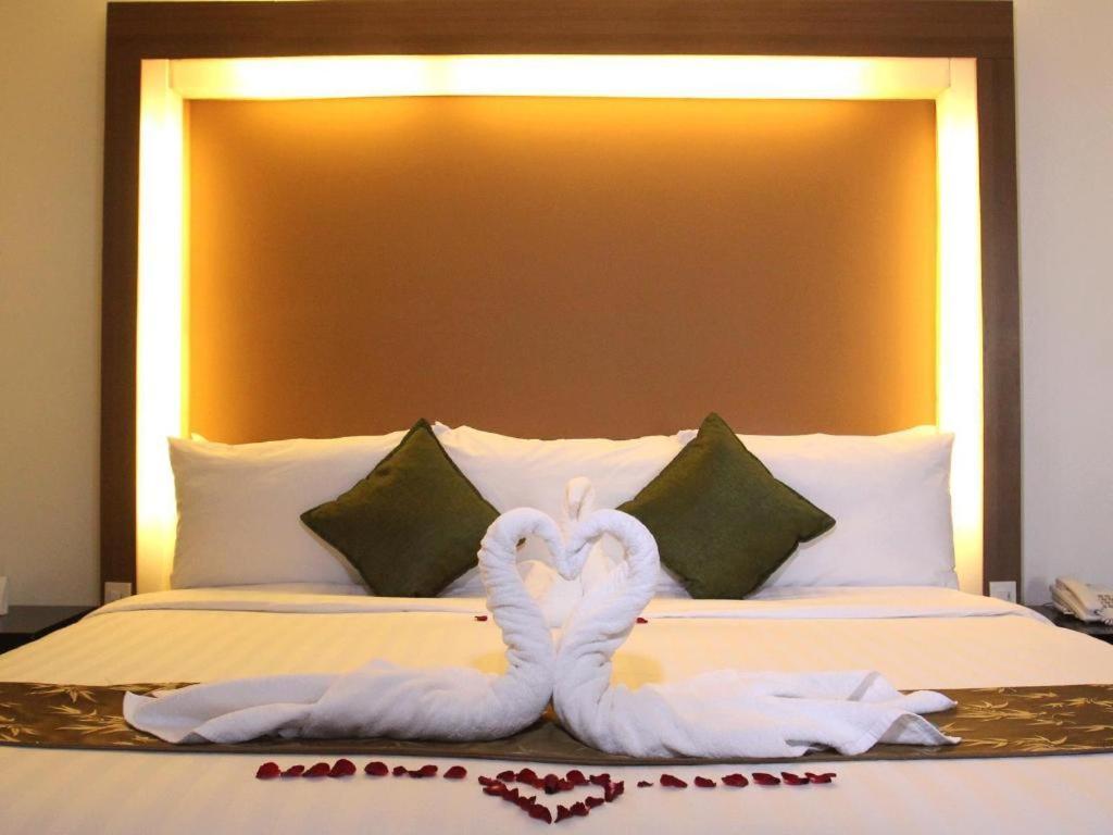 The Ritz Hotel At Garden Oases Davao City Екстериор снимка