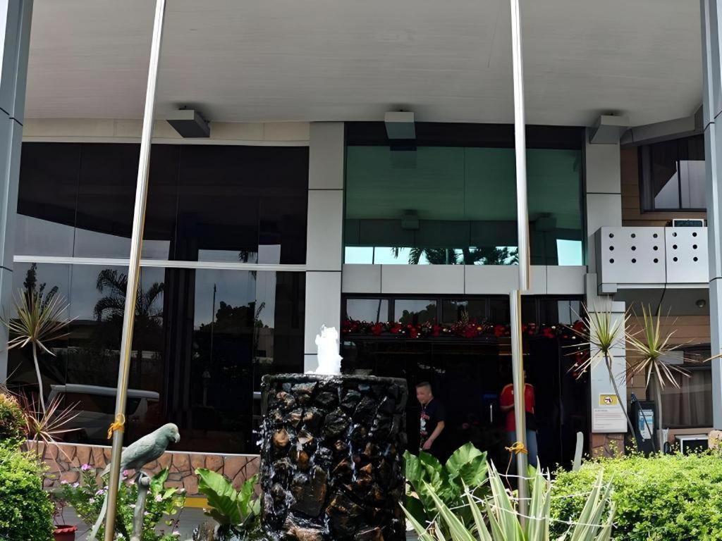 The Ritz Hotel At Garden Oases Davao City Екстериор снимка