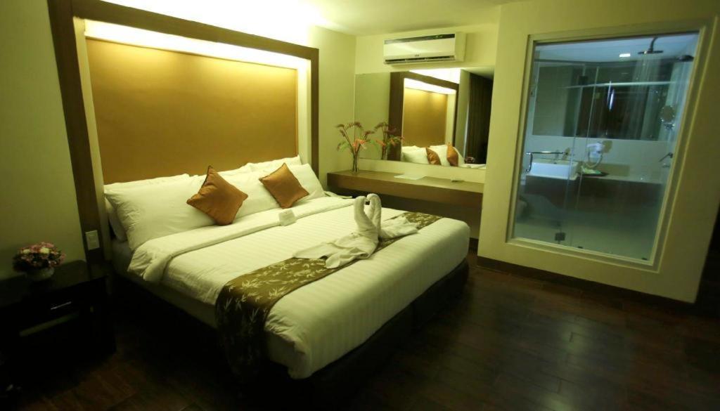 The Ritz Hotel At Garden Oases Davao City Екстериор снимка