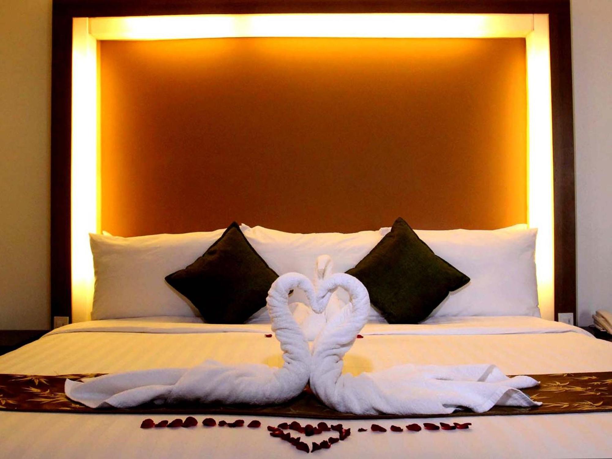 The Ritz Hotel At Garden Oases Davao City Екстериор снимка